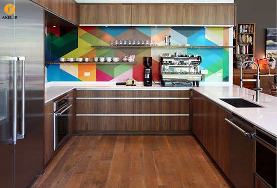 تزیین دیوار پشت سینک با طرح هندسی سرامیک ها در دکوراسیون آشپزخانه 