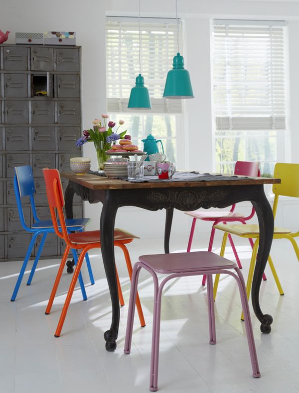 ایده هایی برای استفاده از صندلی های رنگارنگ برای میز غذاخوری
