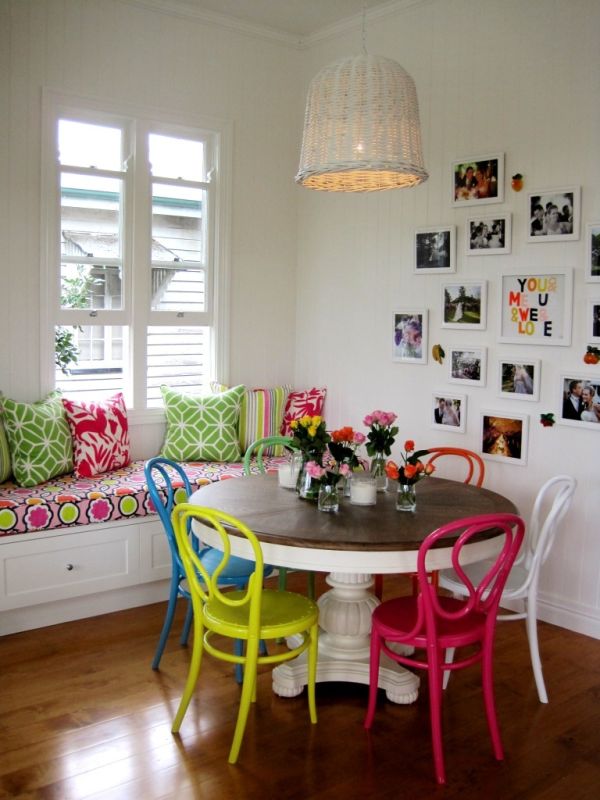 ایده هایی برای استفاده از صندلی های رنگارنگ برای میز نهار خوری