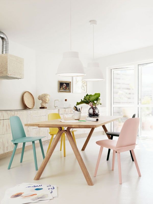 ایده هایی برای استفاده از صندلی های رنگارنگ برای میز نهار خوری
