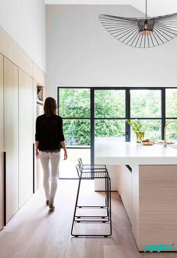 دکوراسیون داخلی مدرن آشپزخانه با پانل های چوبی روشن