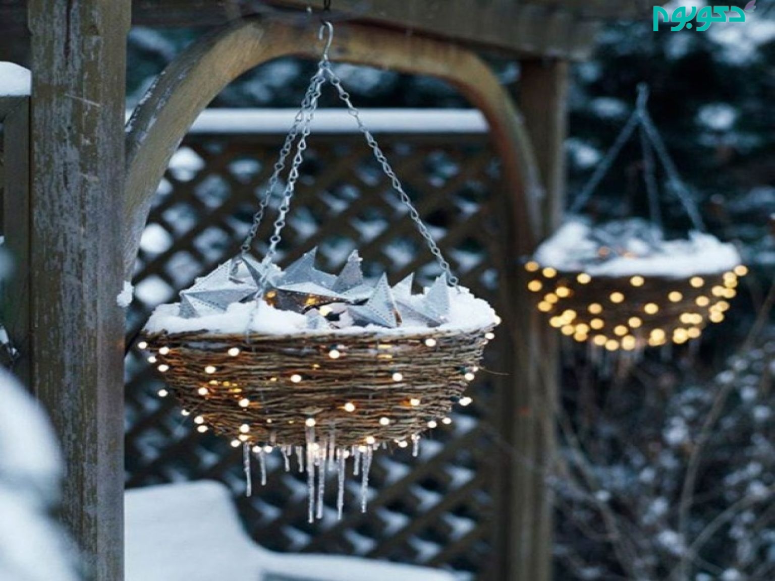02-hanging-lighted-christmas-flower-basket-decoration-homebnc-768x576@2x.jpg