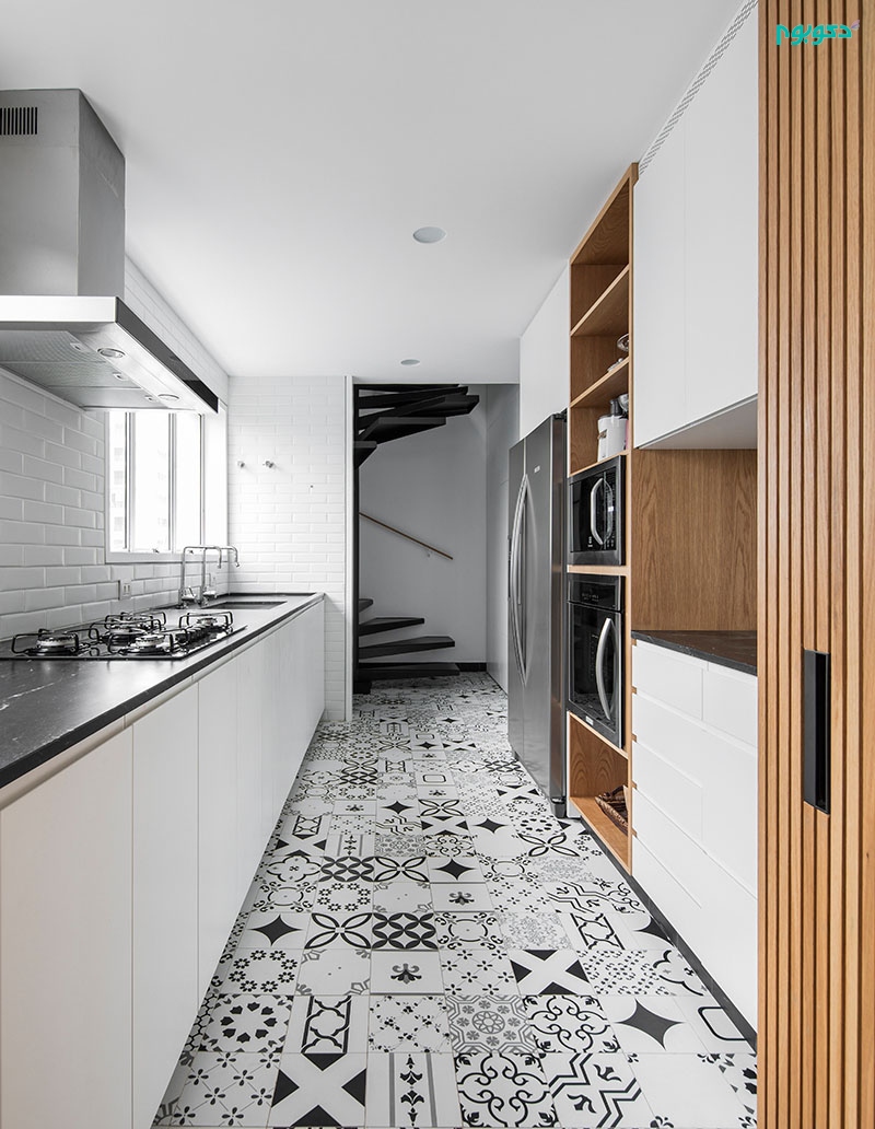 دکوراسیون داخلی آشپزخانه با کفپوش طرحدار سیاه و سفید