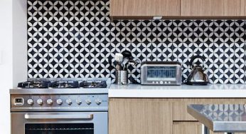 تزیین دیوار پشت سینک با طرح هندسی سرامیک ها در دکوراسیون آشپزخانه
