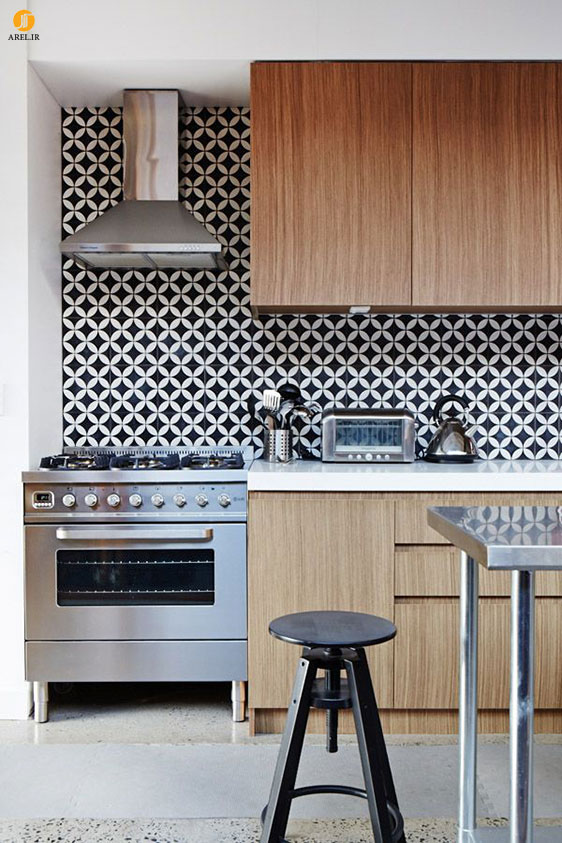 تزیین دیوار پشت سینک با طرح هندسی سرامیک ها در دکوراسیون آشپزخانه