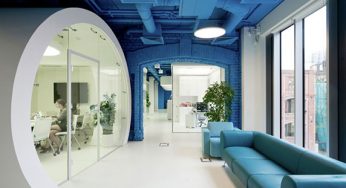 ترکیب رنگ سفید و آبی در طراحی داخلی دفتر اداری
