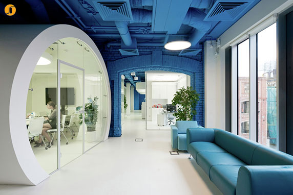 ترکیب رنگ سفید و آبی در طراحی داخلی دفتر اداری