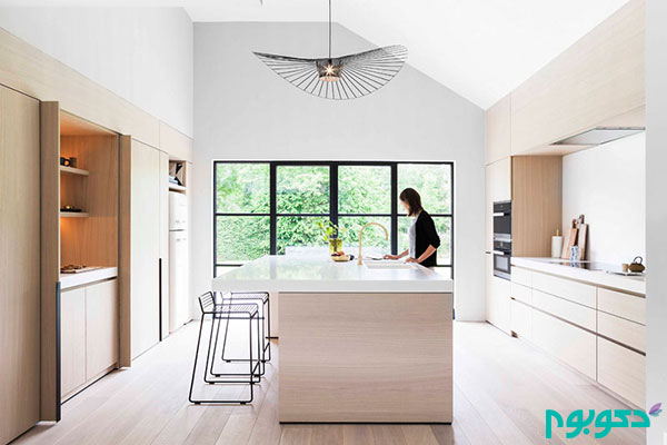 دکوراسیون داخلی مدرن آشپزخانه با پانل های چوبی روشن