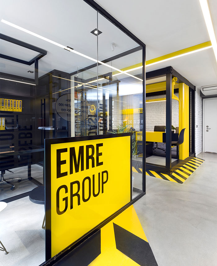 زرد و سیاه در طراحی داخلی دفتر کاری در استانبول