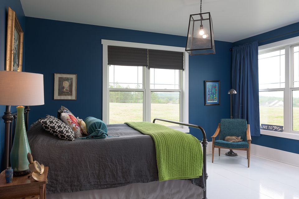اتاق خواب آبی با وسایل نورپردازی بزرگ
