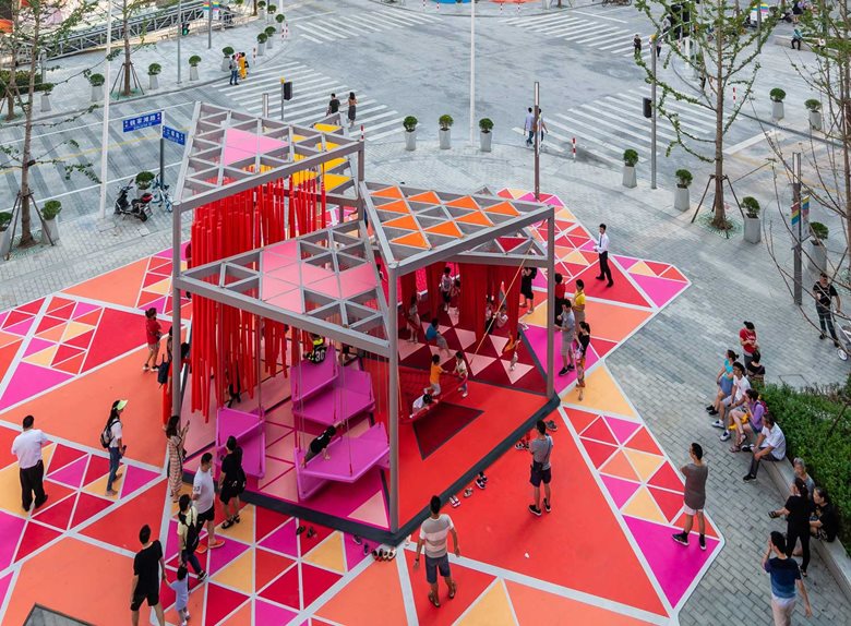 طراحی فضای شهری خلاقانه با رنگ ها و ساختار مثلثی