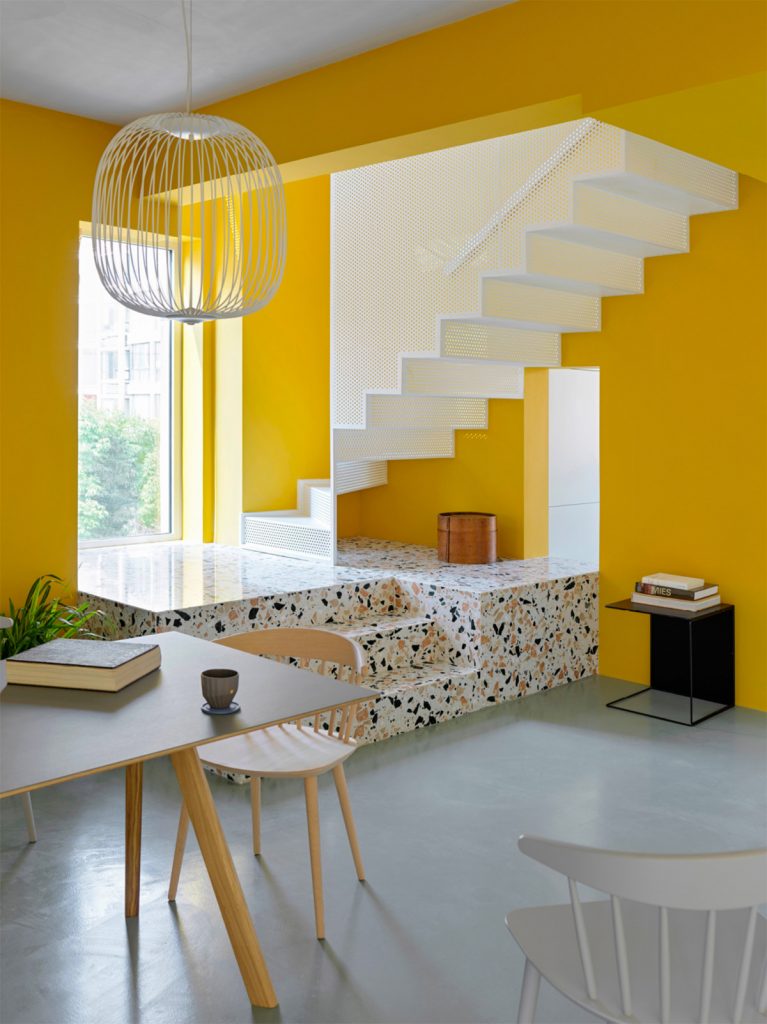 دکوراسیون داخلی جسورانه آپارتمانی به رنگ زرد و سفید