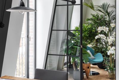 باغ داخلی کنجی آرامش بخش در دکوراسیون آپارتمانی مدرن