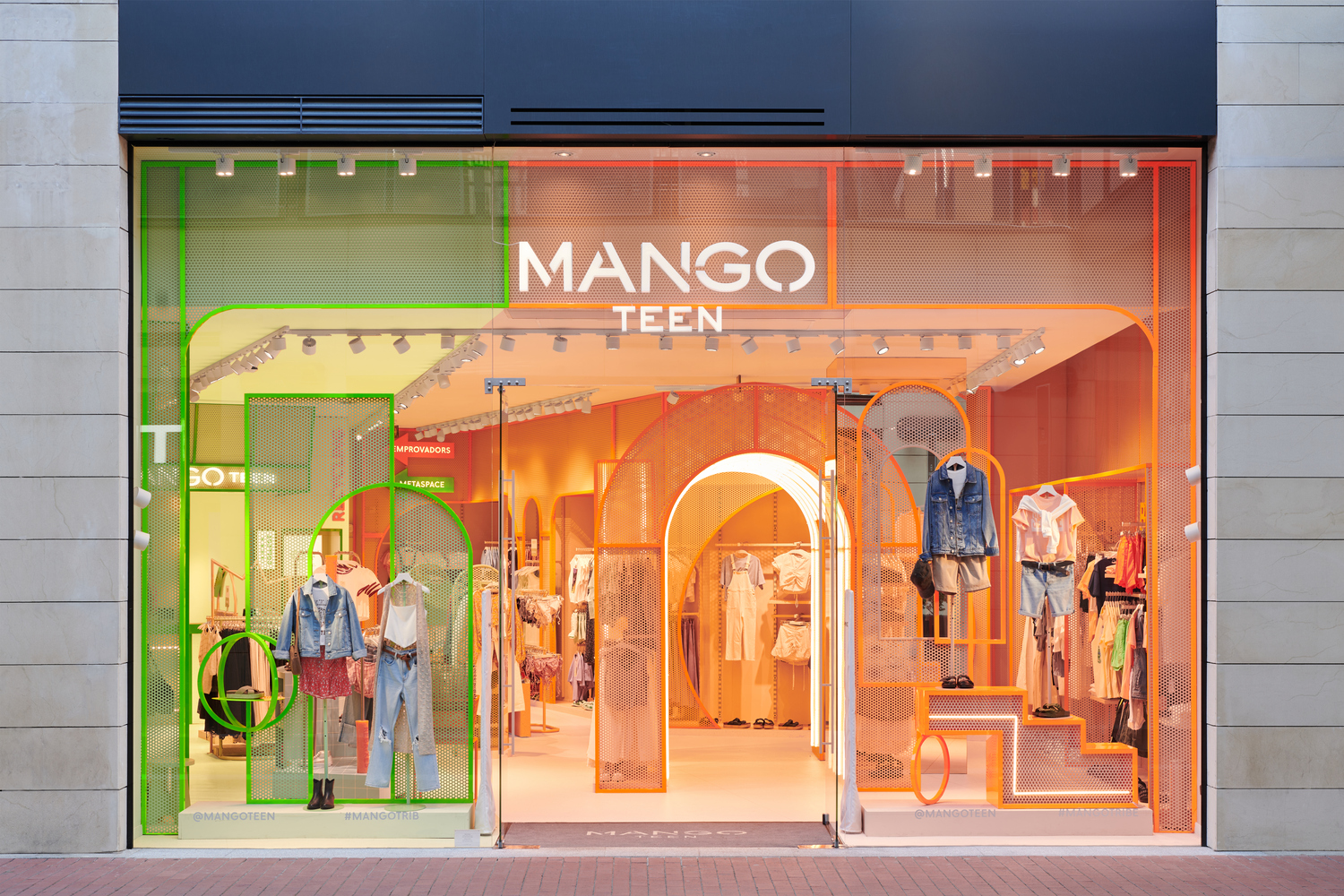  طراحی داخلی فروشگاه Mango Teen در بارسلونا