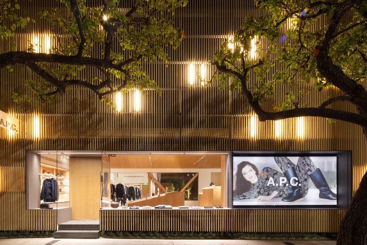 نمای نورپردازی شده طراحی نمای بیرونی مغازه