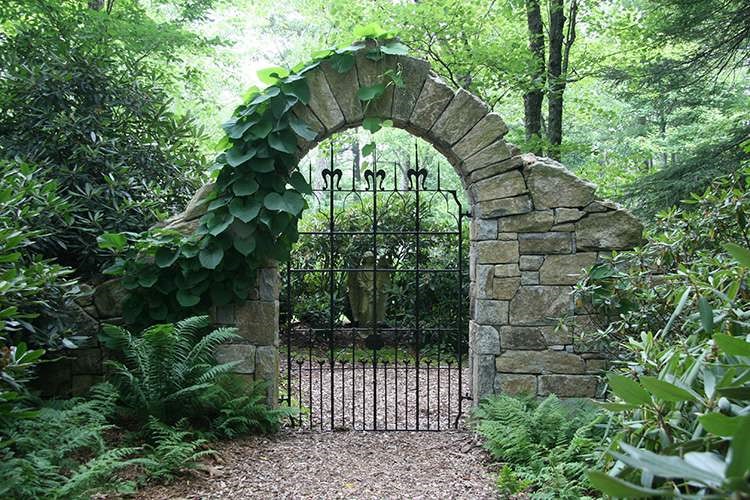 دروازه آهنی با طاق سنگی طراحی ورودی باغ ویلا