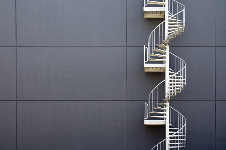 راه‌پله‌های اضطراری (Emergency Staircase) طراحی راه ‌پله ساختمان مسکونی
