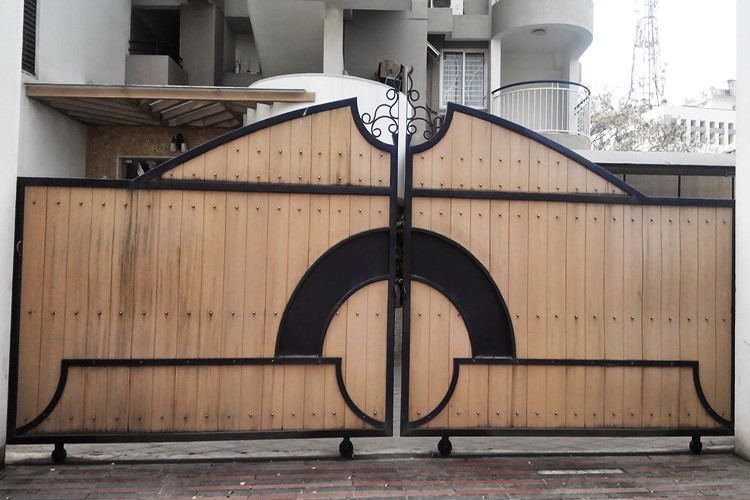 طراحی ورودی باغ ویلا دروازه چوبی-فلزی ساده و شیک